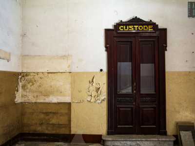 Sulla destra � per� ancora presente l�originale porta di accesso ai locali del custode, colui che si occupava di vigilare l�entrata e l�uscita degli alunni...
